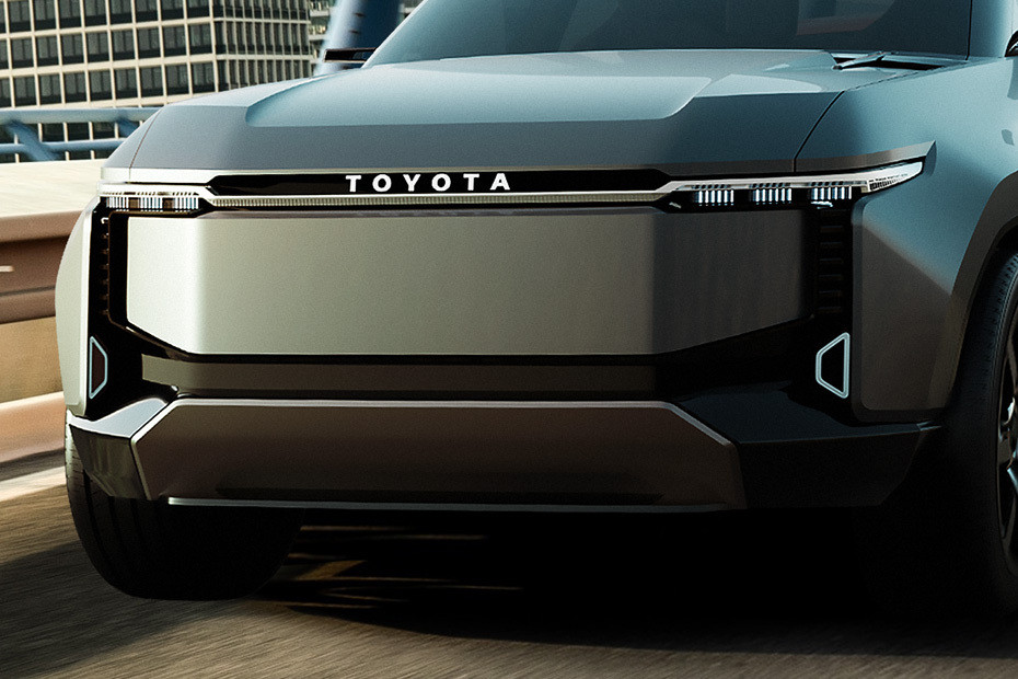 Land Cruiser SE Grille View in UAE