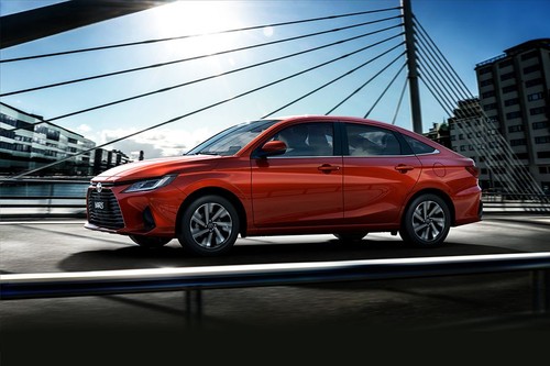 Yaris Sedan Side view