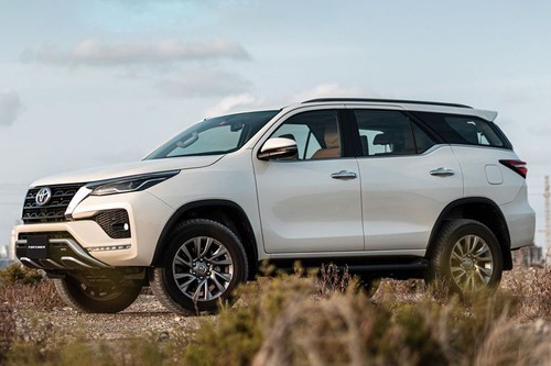 Toyota Fortuner Front Side View