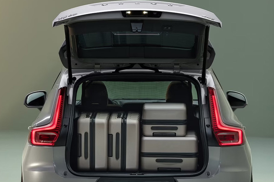 Trunk Open Closer View of XC40 Trunk Open Closer View of XC40