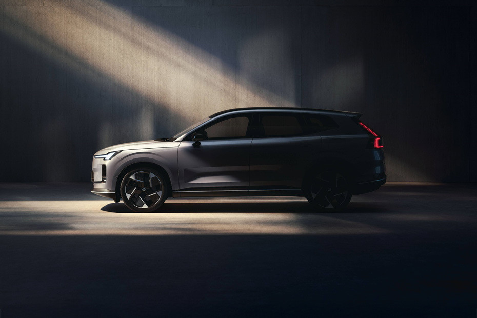 XC70 Side view in UAE