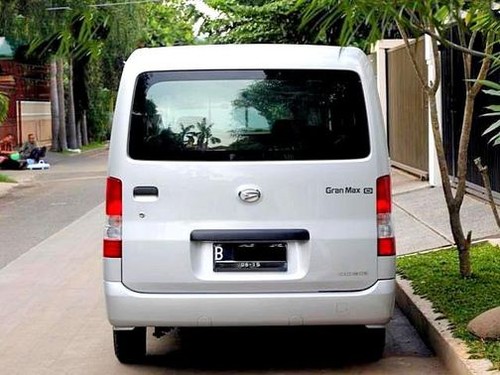 Full Rear View of Daihatsu Gran Max