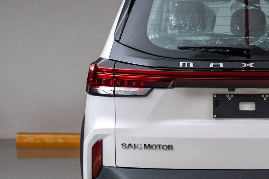 D90 Max Tail light in UAE