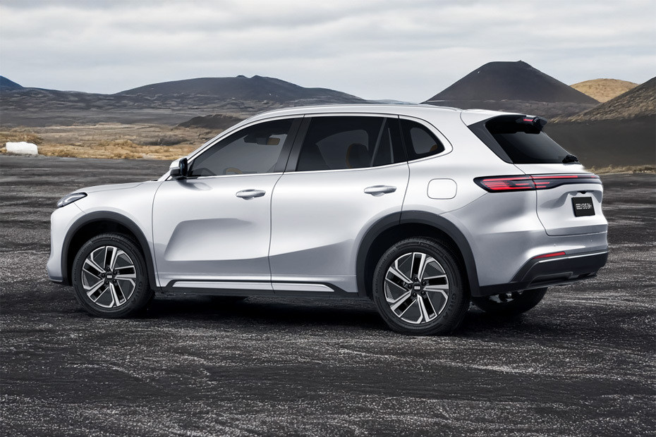 Rear Cross View of Geely EX5 EM-i in UAE