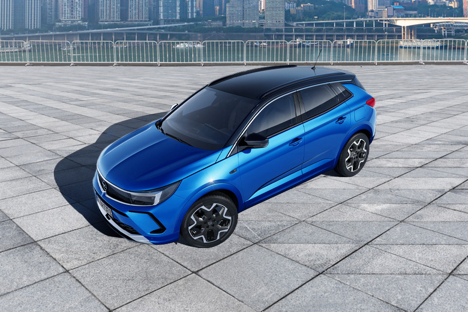 Grandland Front angle low view in UAE