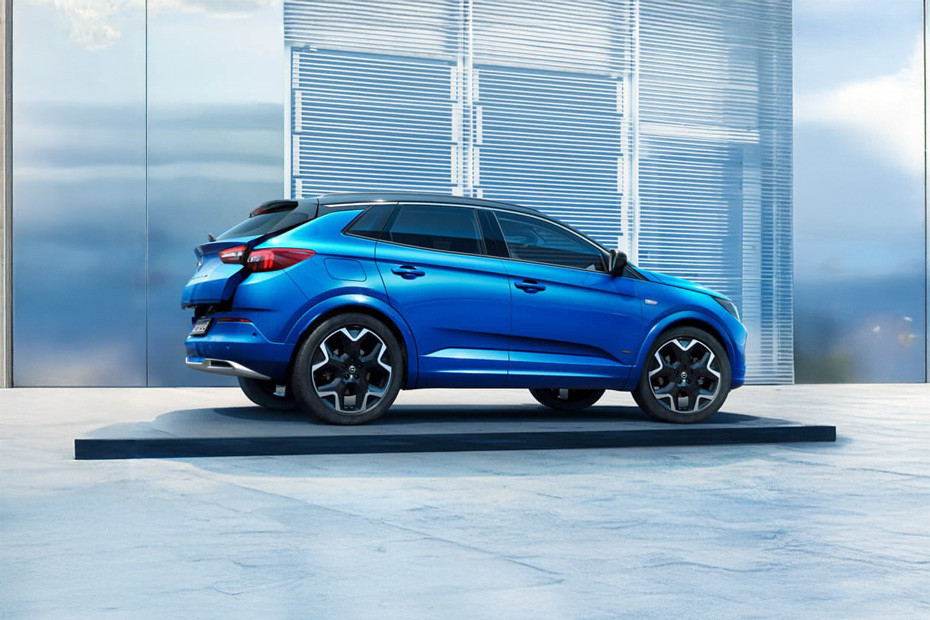 Grandland Rear Medium Side View in UAE