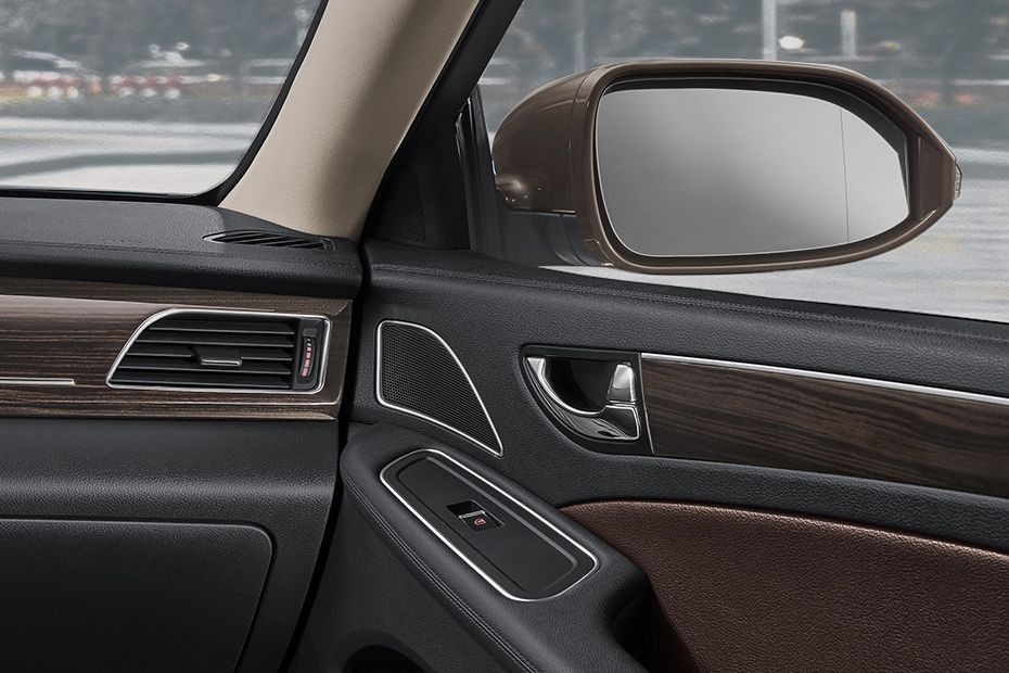 door handle interior of Hongqi H7 in UAE