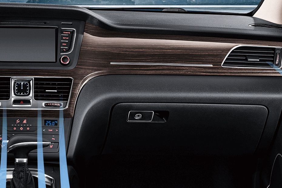 Hongqi H7 Glove Box in UAE