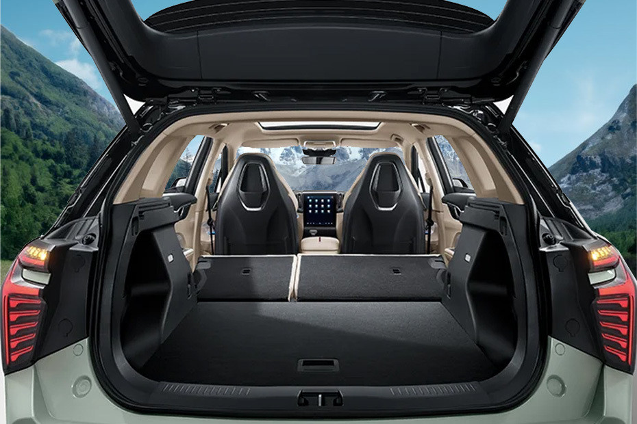 Folding Seats of Hongqi HS3 in UAE