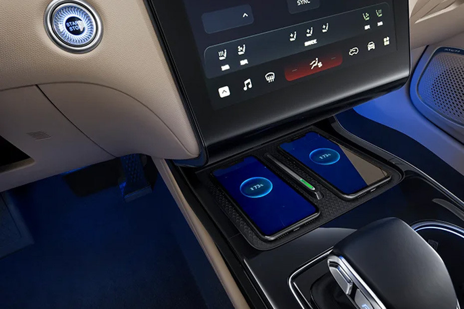 Power Accessories Outlet View of Hongqi HS3