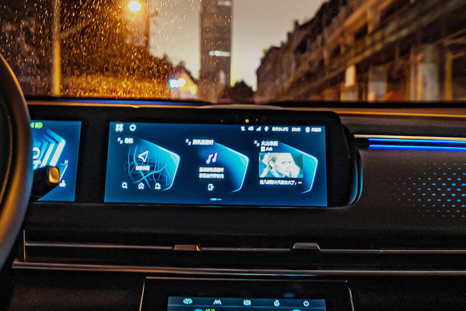 Stereo View of X7 in UAE