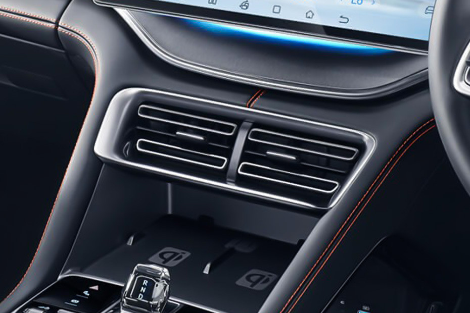 Front AC Controls of BYD Sealion 6 in UAE