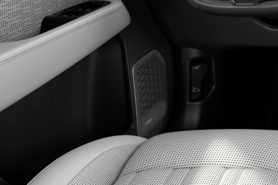 Speakers View of ZEEKR 009 in UAE