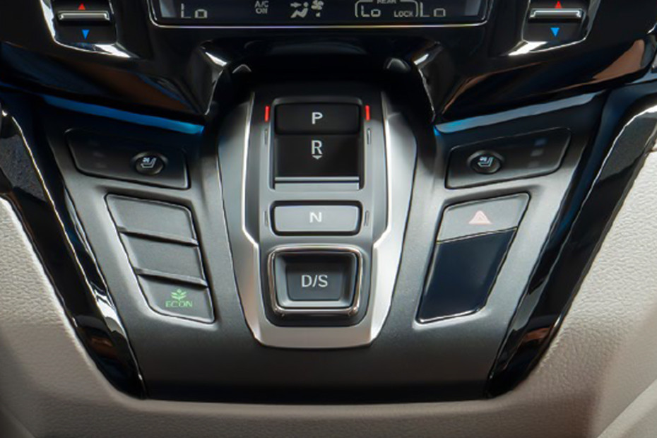 Center Controls of Honda Odyssey in UAE