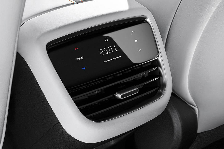 L07 Rear AC Controls L07 Rear AC Controls