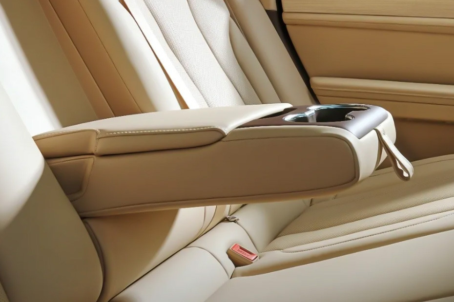 7 Armrest Rear 7 Armrest Rear