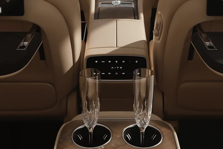 9 Rear AC Controls 9 Rear AC Controls