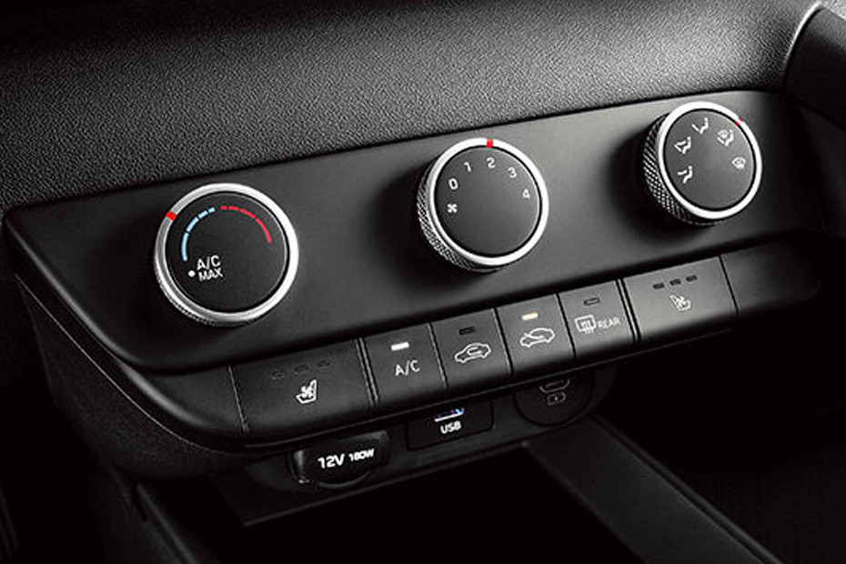 Front AC Controls of Hyundai Elantra in UAE