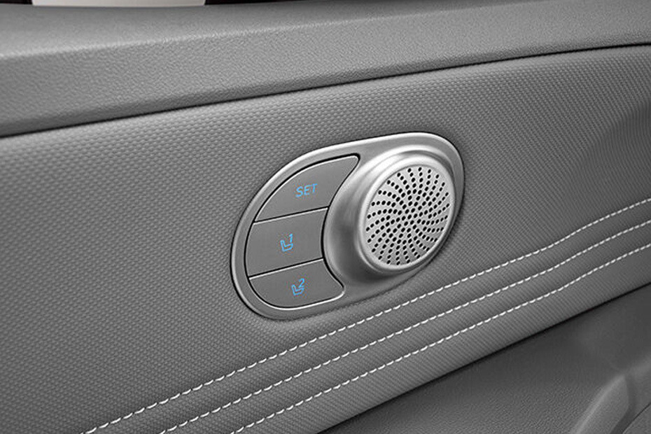 Speakers View of Hyundai Elantra in UAE