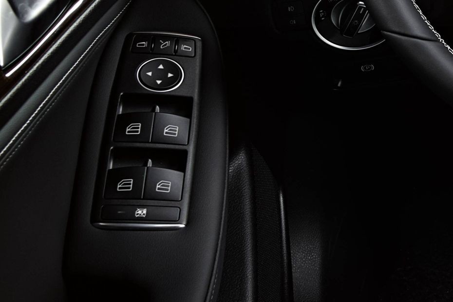 Infiniti QX30 Drivers Side In Side Door Controls in UAE