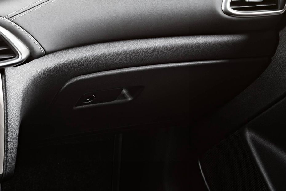 Infiniti QX30 Glove Box in UAE