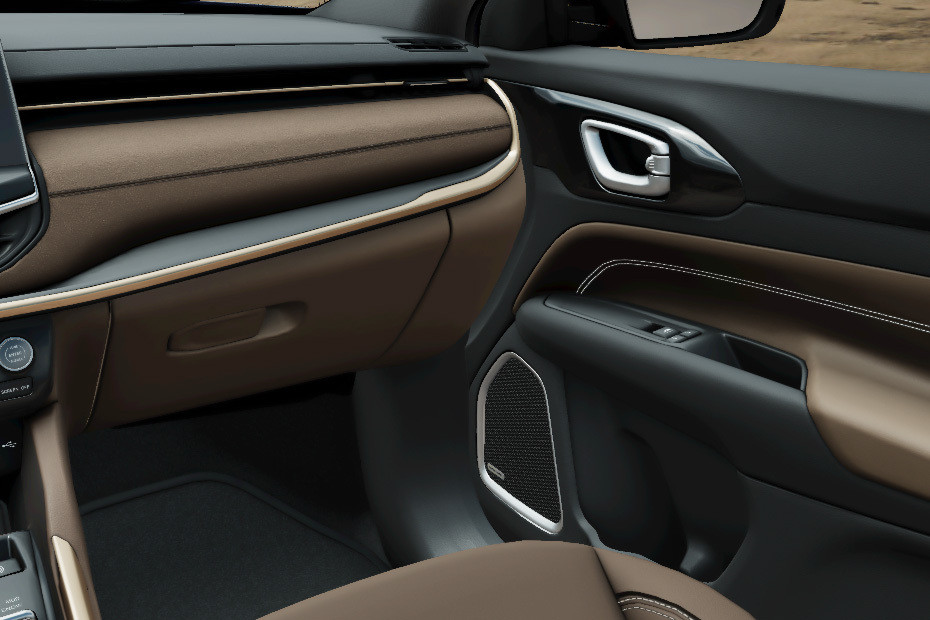 Jeep Commander Passengers View in UAE