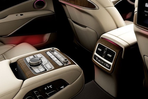 K900 Rear AC Controls