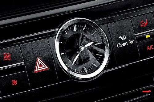 clock in KIA Quoris