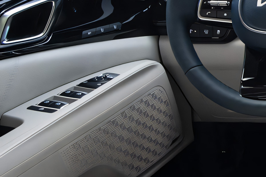 KIA Carnival Drivers Side In Side Door Controls KIA Carnival Drivers Side In Side Door Controls