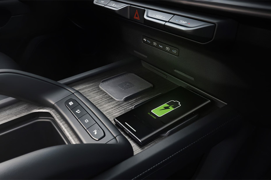 Power Accessories Outlet View of KIA Telluride Hybrid