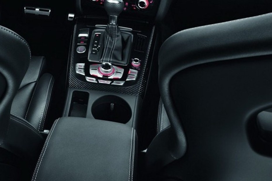 RS4 Avant Front Center Divider in UAE