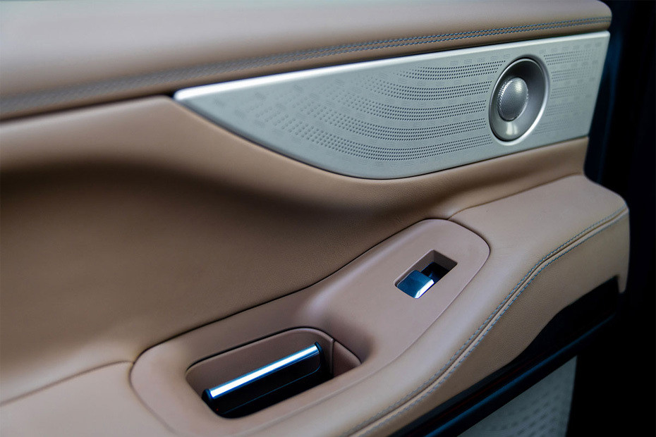 door handle interior of Lincoln Navigator
