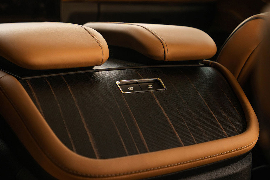 Power Accessories Outlet View of Lincoln Navigator