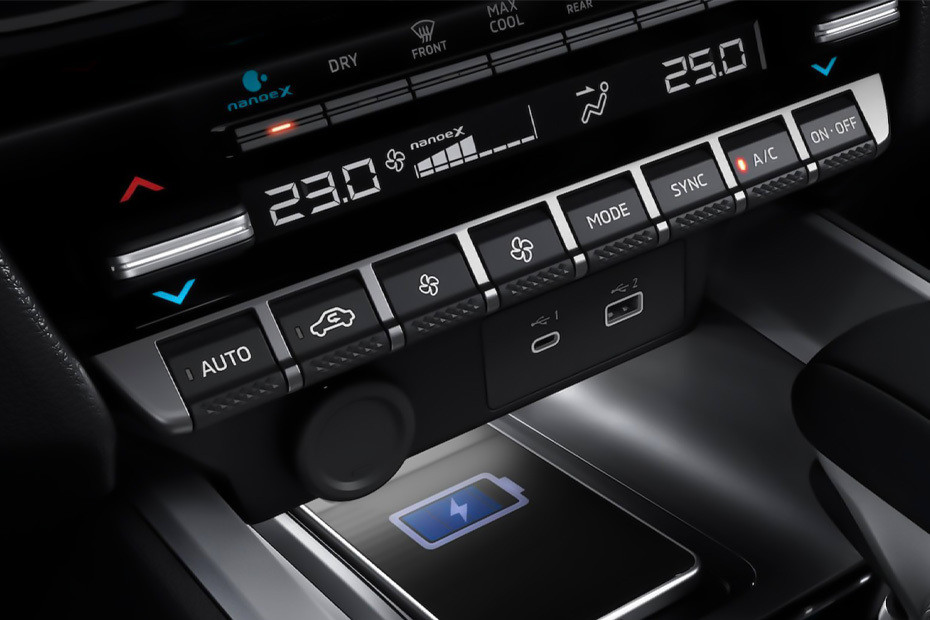 Front AC Controls of Mitsubishi Destinator in UAE