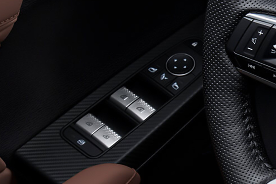 Mitsubishi Outlander Drivers Side In Side Door Controls in UAE