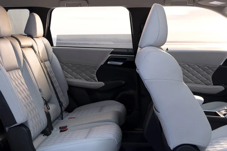 Mitsubishi Outlander Front And Rear Seats Together
