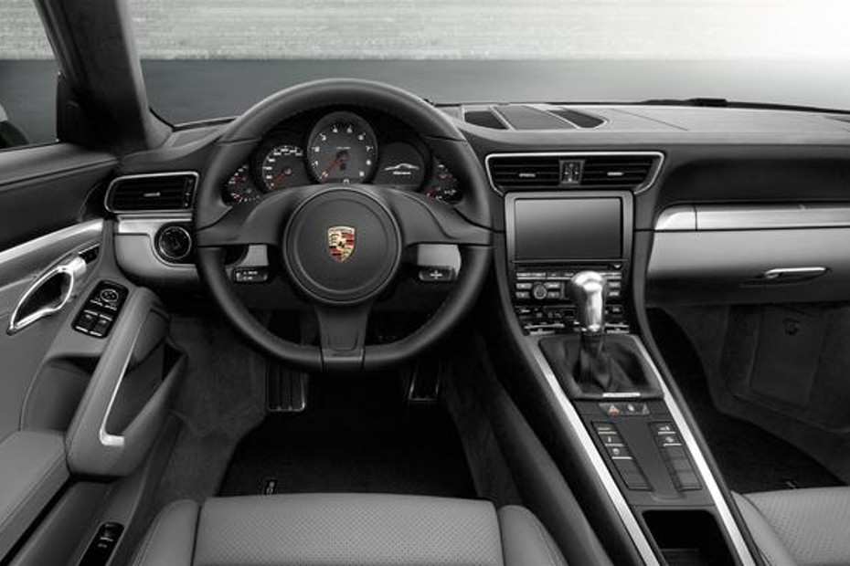Dashboard View of 911 Carrera 4 in UAE