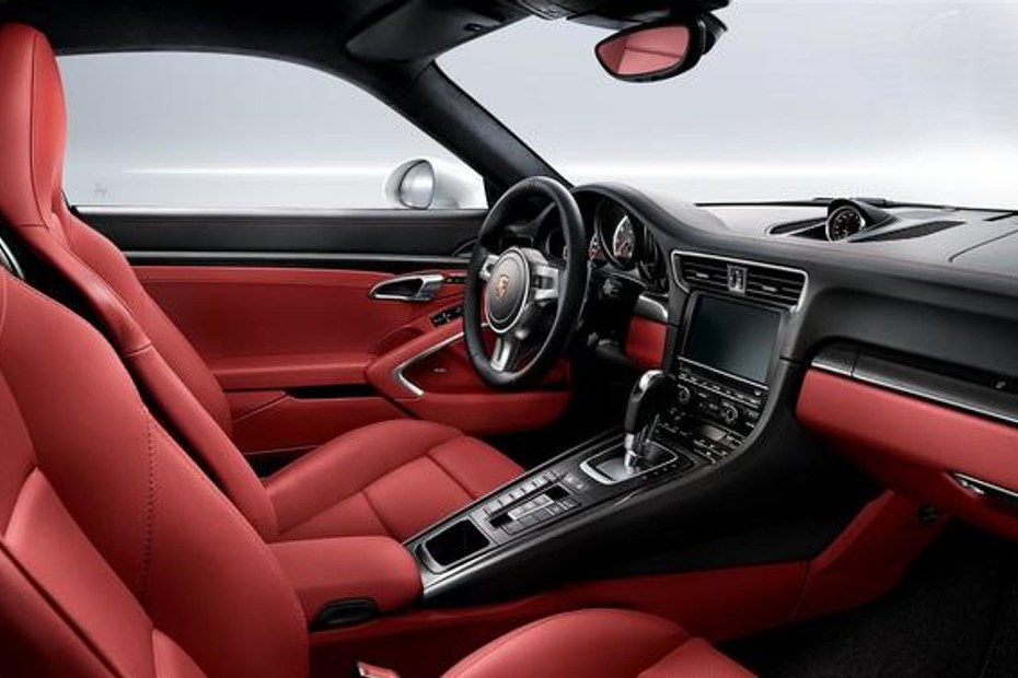 911 Turbo S Passenger Seat in UAE
