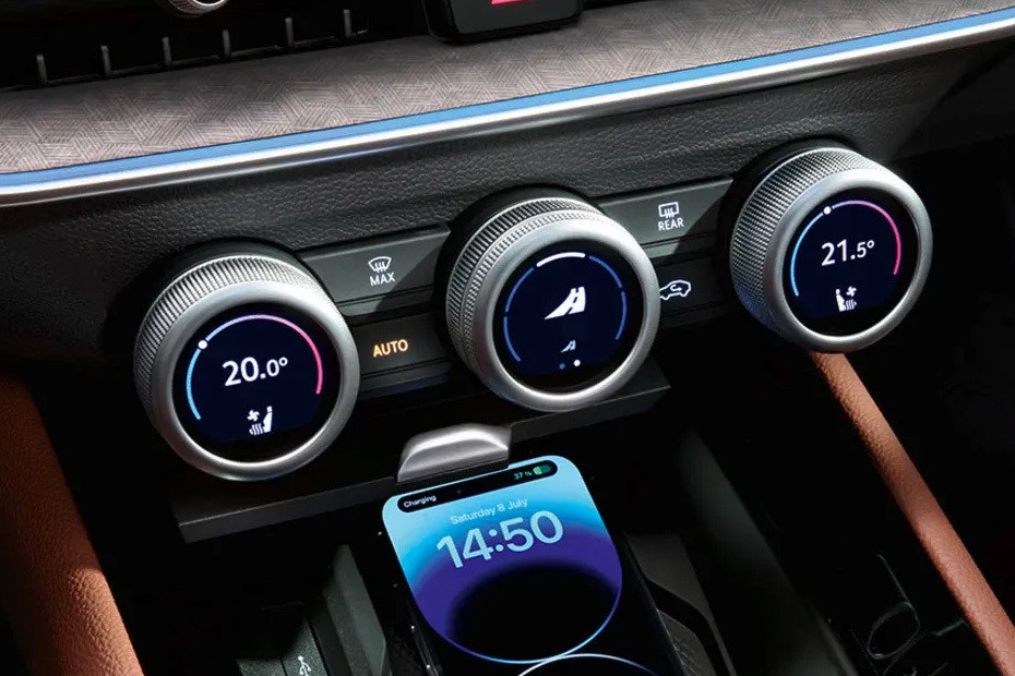 Front AC Controls of Skoda Superb in UAE