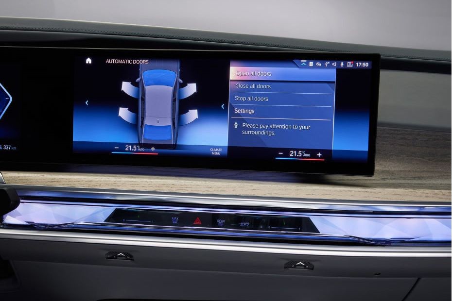 Stereo View of i7 in UAE