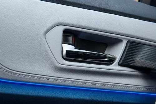 door handle interior of Toyota Veloz