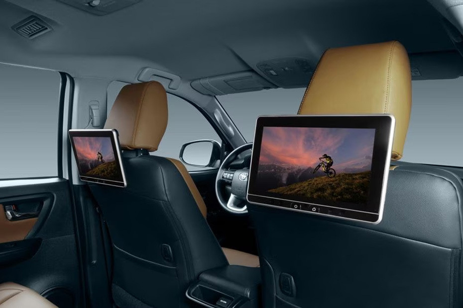 Rear Seat Entertainment of Toyota Highlander in UAE