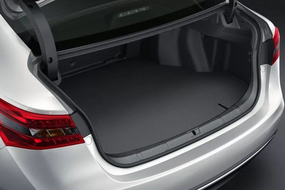 Avalon (2012-2021) Trunk Open in UAE