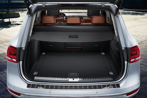 Storage Closer View of Volkswagen Touareg (2012-2021)