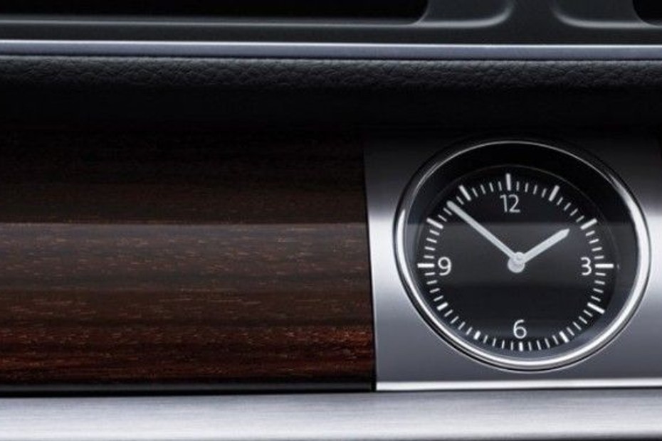 clock in Volkswagen Passat (2012-2021) in UAE