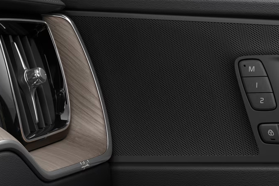 Speakers View of Volvo XC60 in UAE