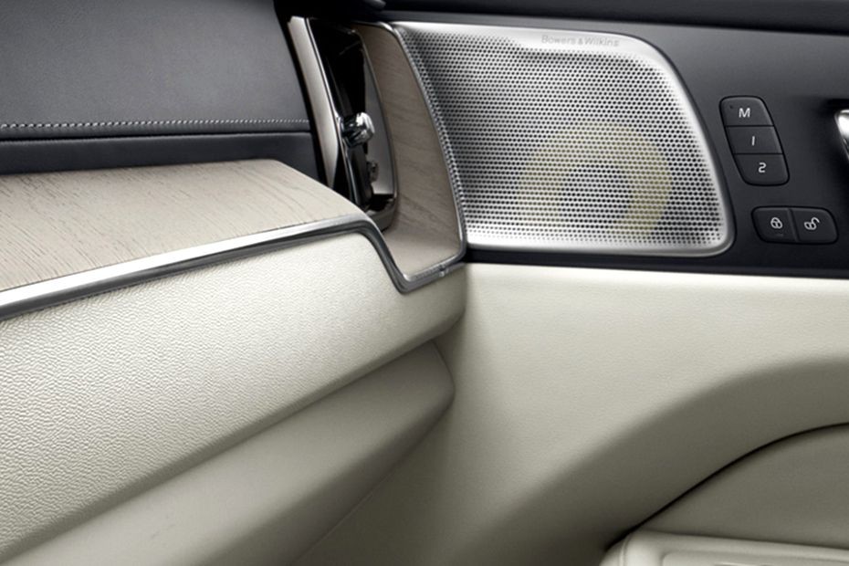 Speakers View of Volvo XC60 (2022-2022) in UAE