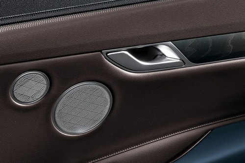 door handle interior of Genesis G80 (2022-2024)
