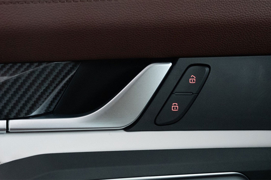 door handle interior of Maxus D90 Max in UAE