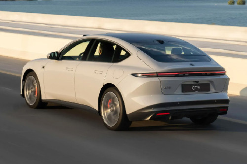 Rear Cross Side View of NIO ET5